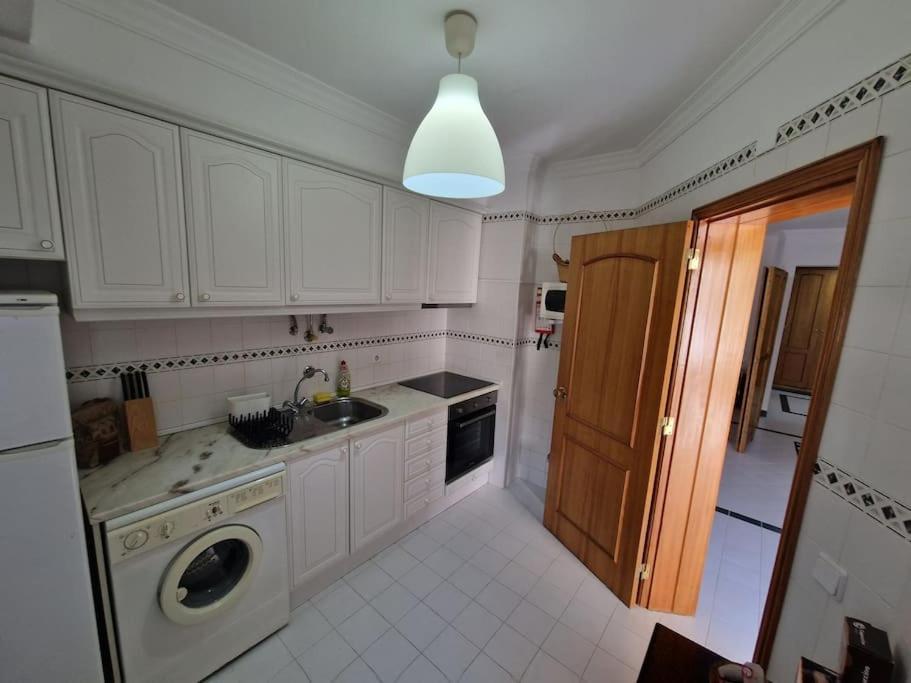 Charming Beachside Apartment- The Perfect Getaway! Albufeira Exterior foto